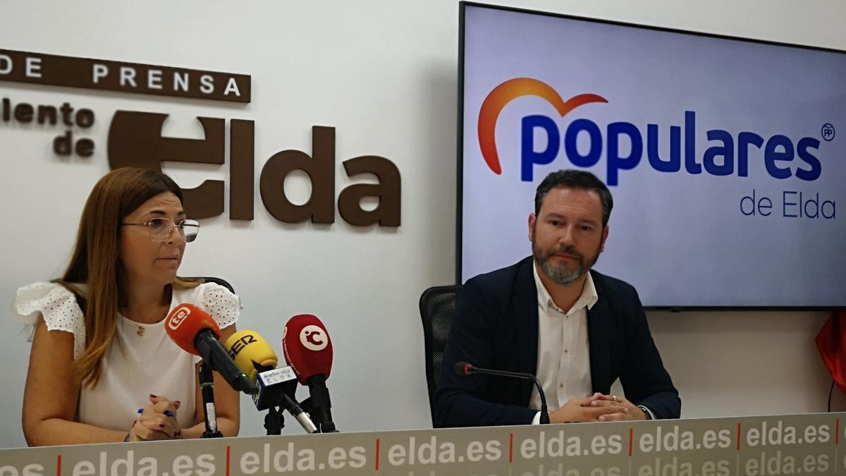 Manuela Soriano y Fran Muñoz durante la rueda de prensa en el Ayuntamiento de Elda.