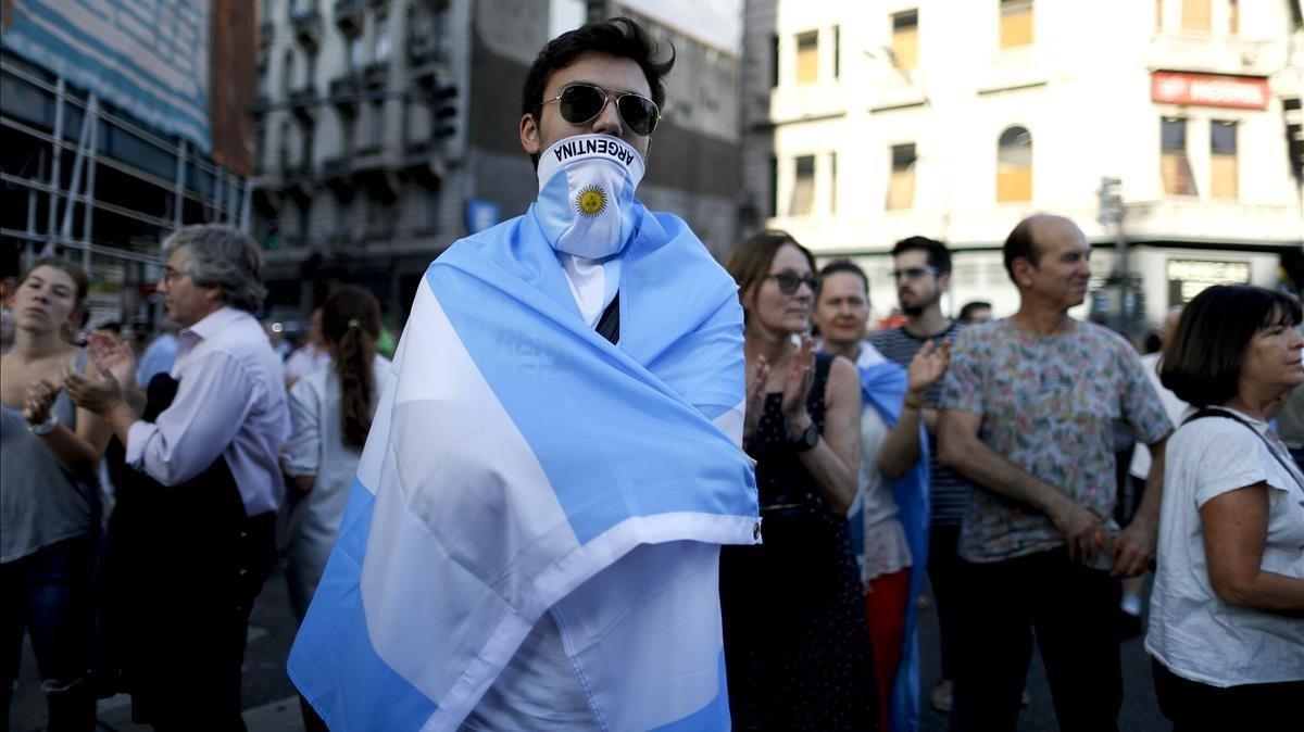 zentauroepp51435822 a demonstrator wraps himself in the argentine flag during a 191221185142