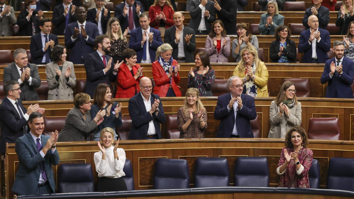 La bancada socialista y del Gobierno celebra la aprobación de los Presupuestos.