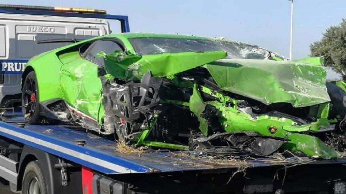 La Policía Local de Huelva encuentra estrellado un Lamborghini