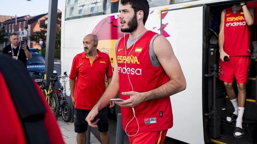 Abrines, dirigiéndose al entrenamiento de la selección.