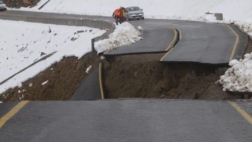 Un hundimiento de la calzada en el Monrepós corta la N-330