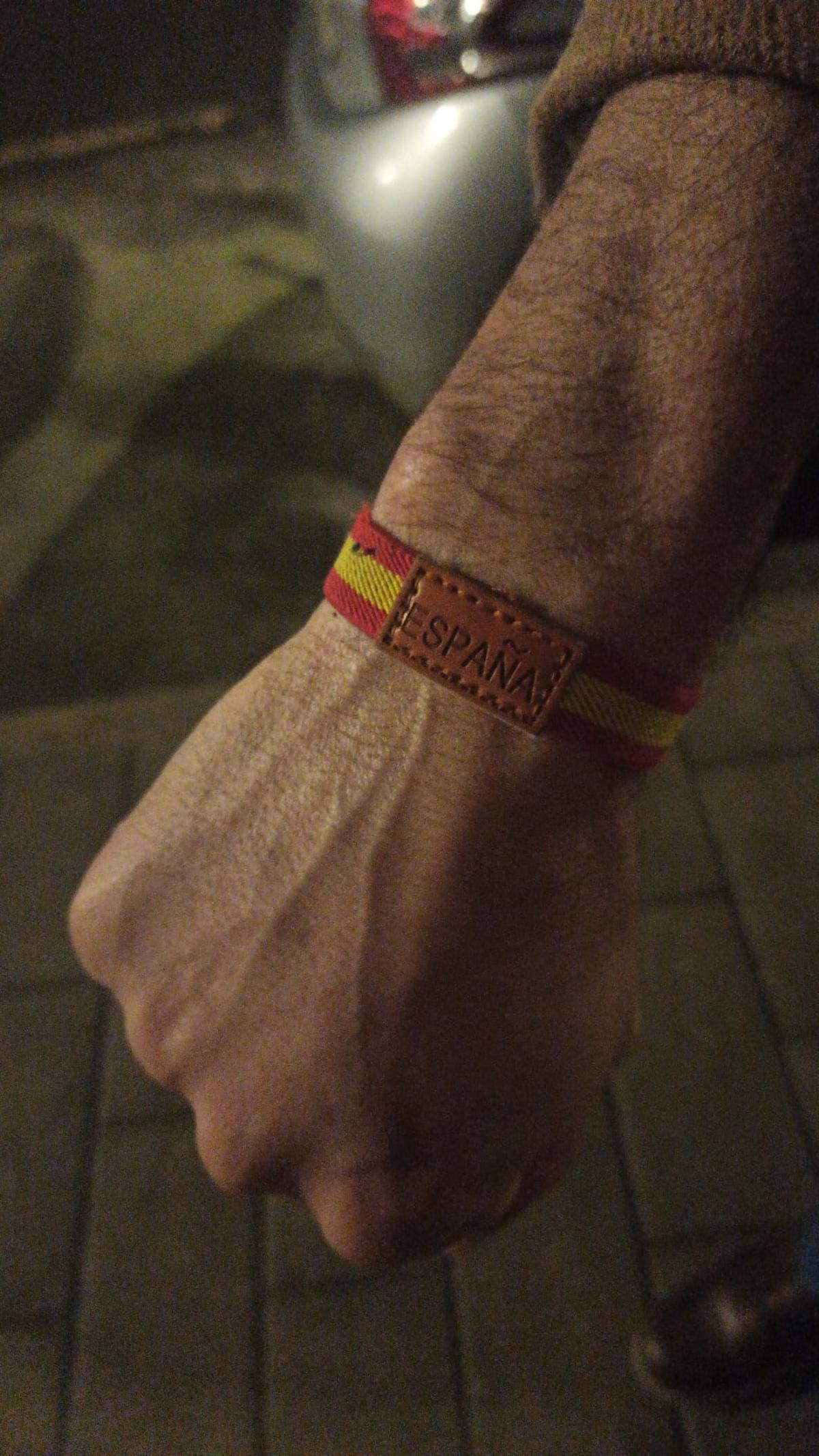 La presunta víctima asegura que fue agredida por portar una pulsera con la bandera de España