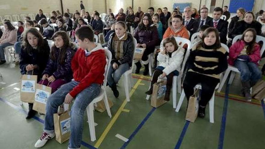 Los escolares durante el acto de entrega de los premios.  // B. Lorenzo