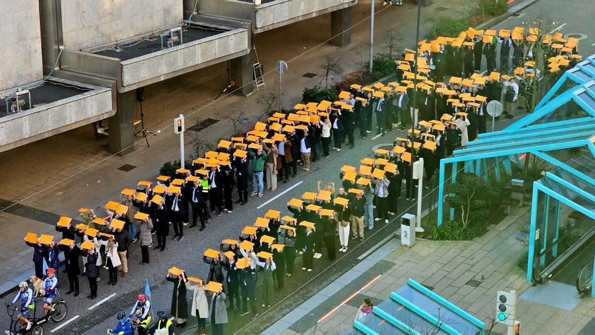 Vigo dibuja un lazo humano por el cáncer infantil