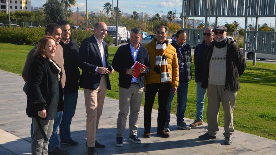 Francisco Conejo y José Bernal, junto a varios simpatizantes.