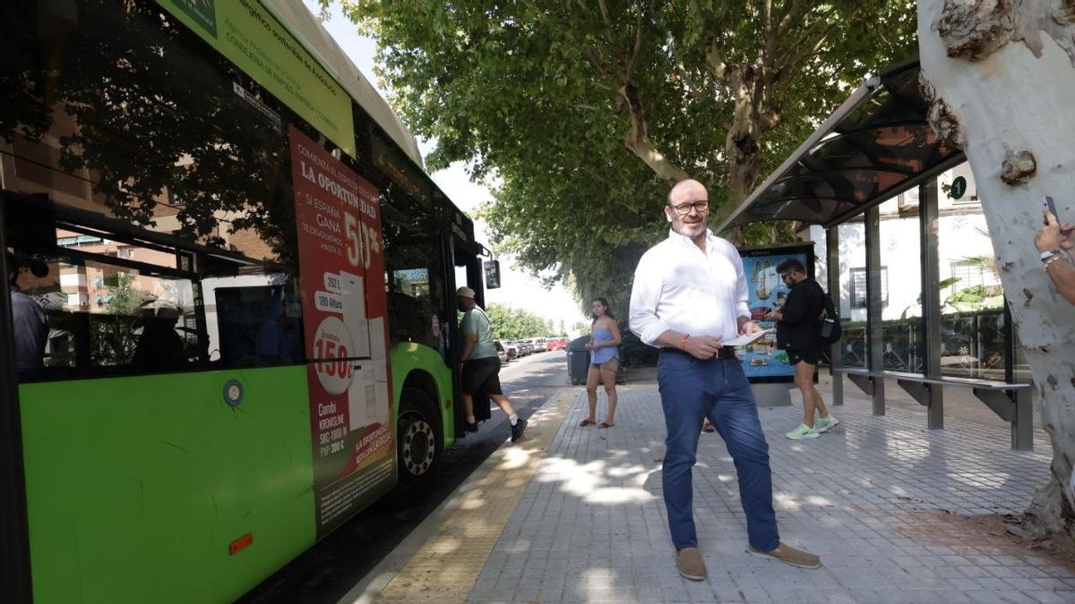 Actuación en una de las paradas de Carlos III para mejorar la accesibilidad.