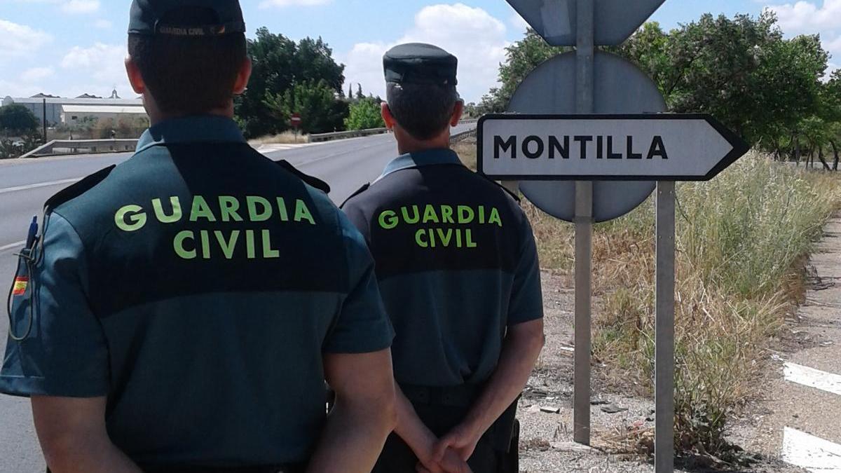 Agentes de la Guardia Civil en Montilla.