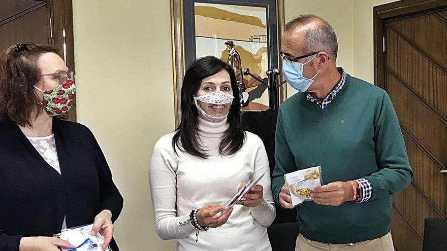 El alcalde, Juan González, junto a Nieves Comesaña y su hija Núria.