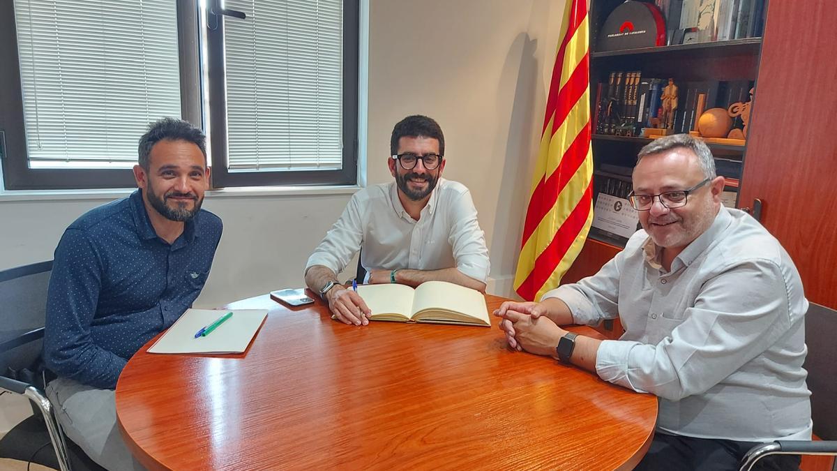 Reunió del president del Consell Josep Lara, i el conseller comarcal de Joventut, Abel García, amb el director de Joventut, Àlex Sastre