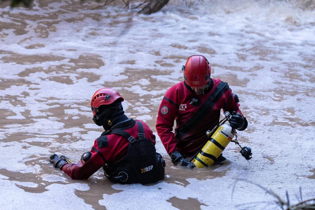 Los bomberos intensifican en Mediona la búsqueda del padre del menor hallado muerto