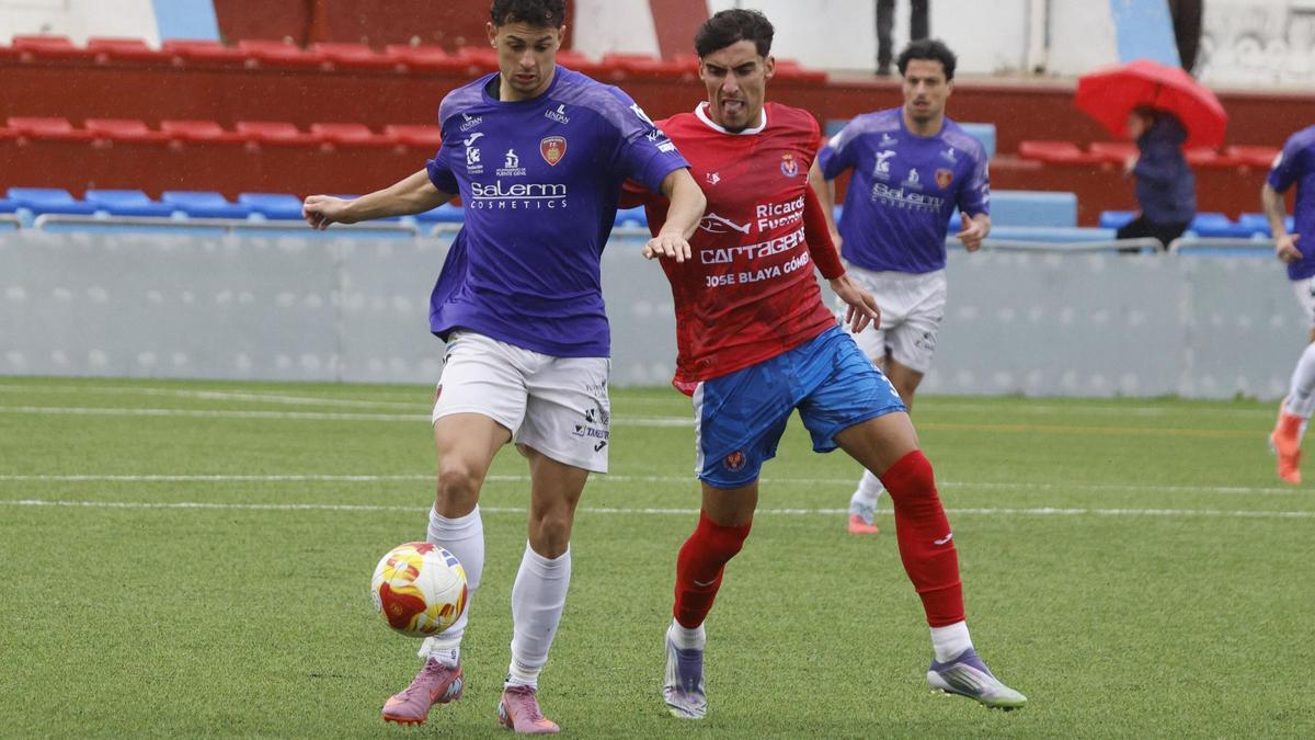 Un instante del partido entre la Deportiva Minera y el Puente Genil.