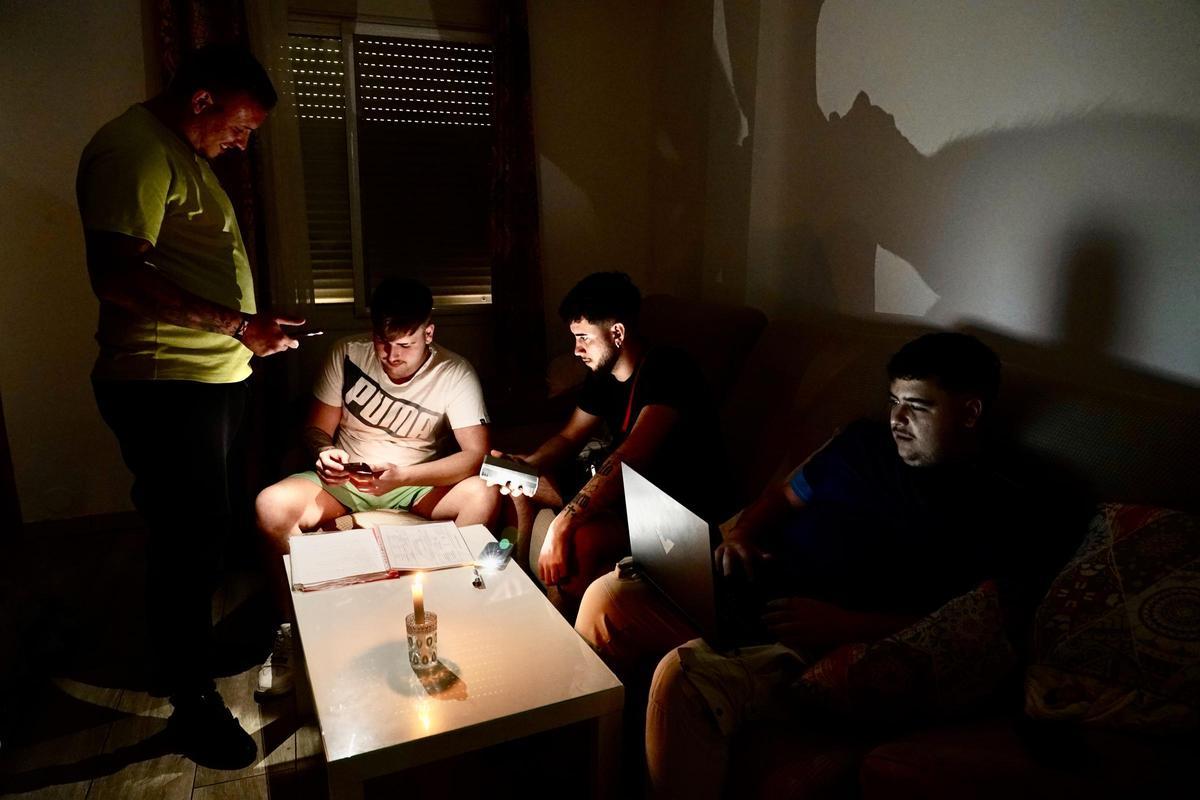 Un grupo de jóvenes busca luz en la oscuridad en un domicilio malagueño.