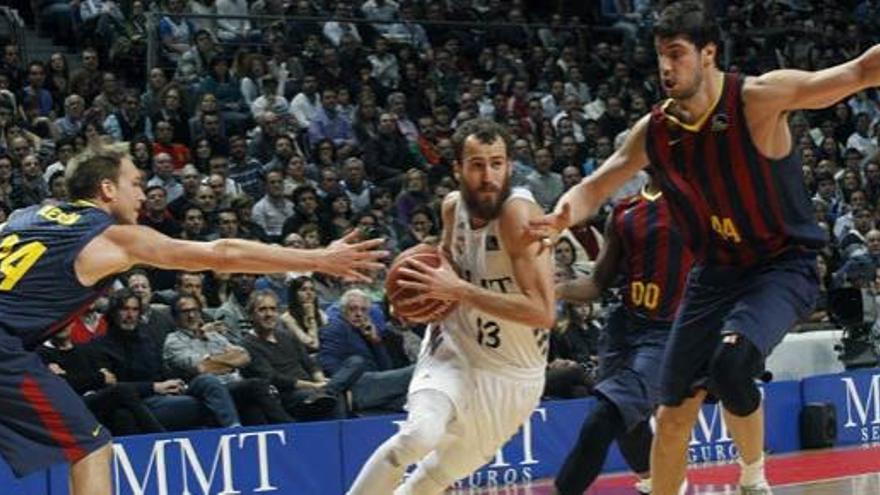 El base del Real Madrid, Sergio Rodríguez, entra a canasta.