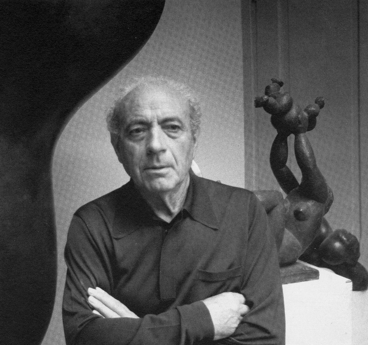 BALTASAR LOBO ESCULTOR EN SU ESTUDIO TRABAJANDO , CARETO