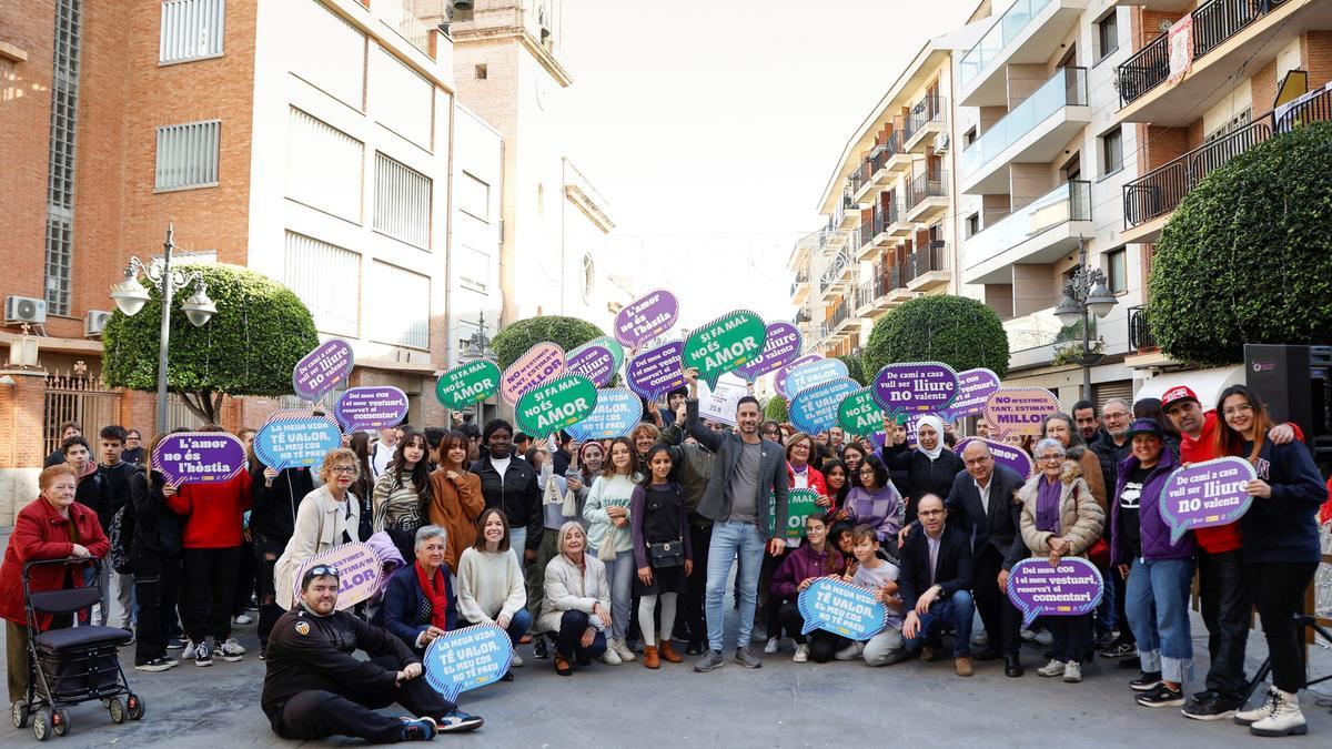 Mislata con lemas en contra de la violencia machista.