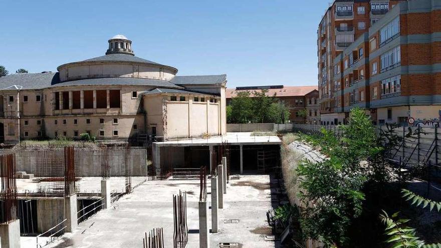 Agujero del fallido Palacio de Congresos, que acogerá el centro cívico y el Conservatorio.