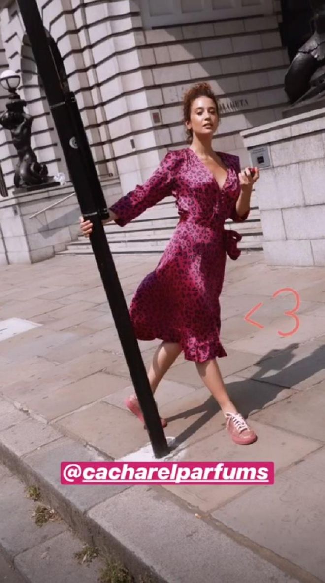 María Pedraza con vestido 'animal print' rojo en la campaña de Cacharel