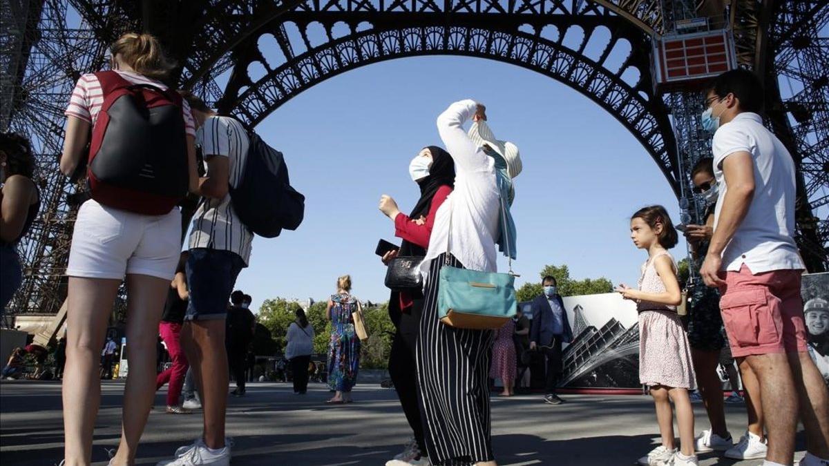 Cola para acceder a la Torre Eiffel el día de su reapertura tras la pandemia