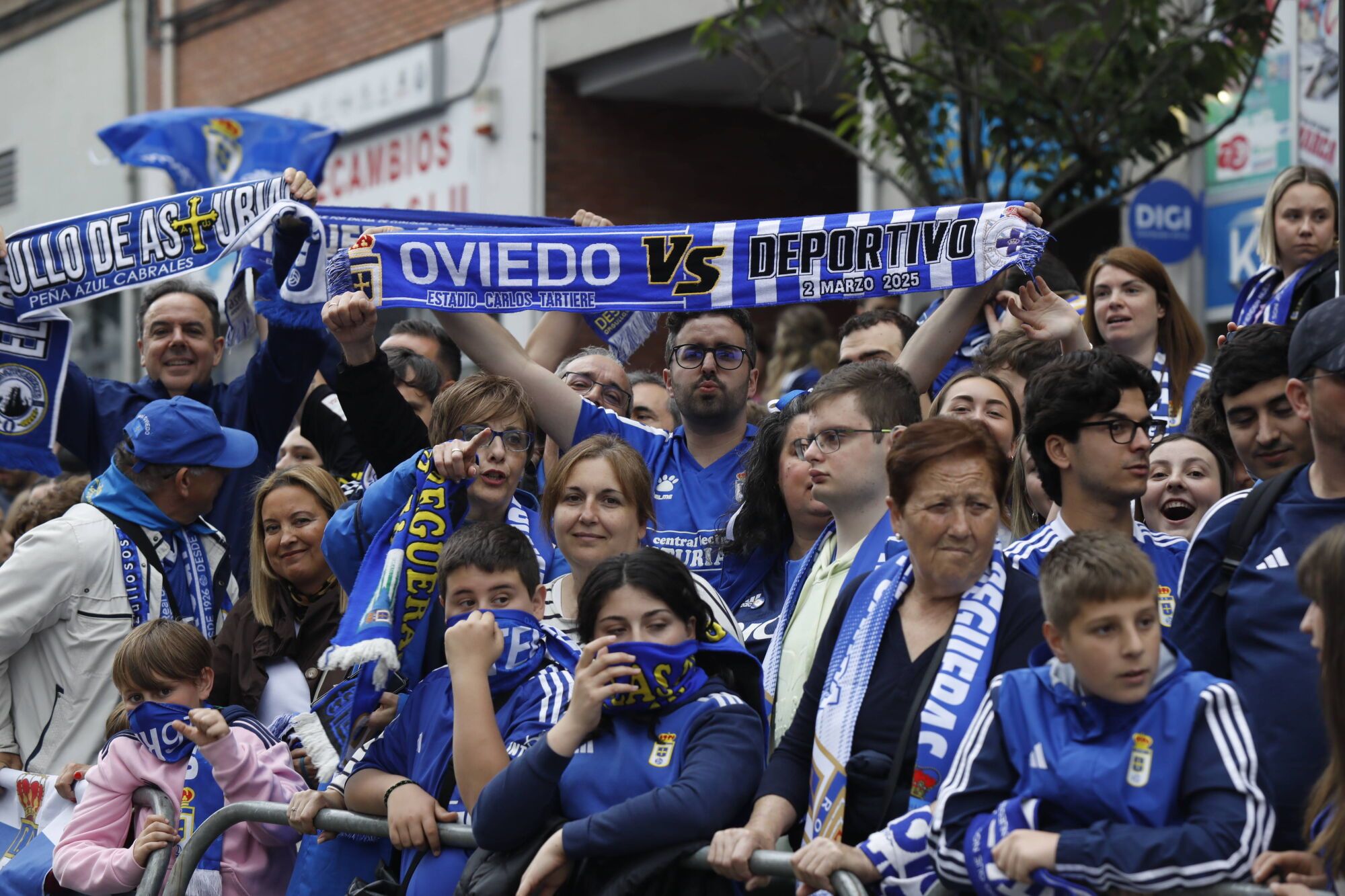 Así fue el recibimiento de la afición al Real Oviedo y toda la previa del último partido de la temporada