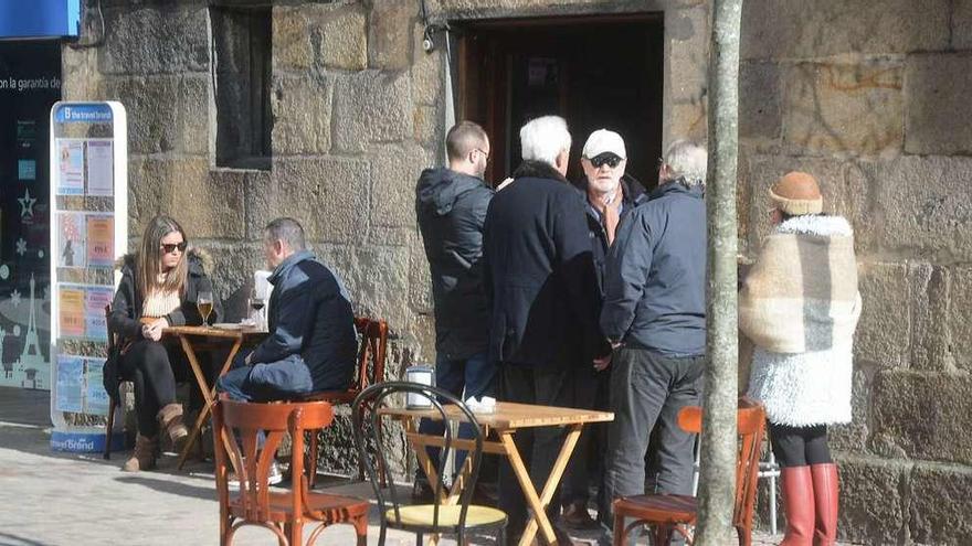 Varias personas en la terraza del bar &quot;Americano&quot; en la plaza de San José. // Rafa Vázquez