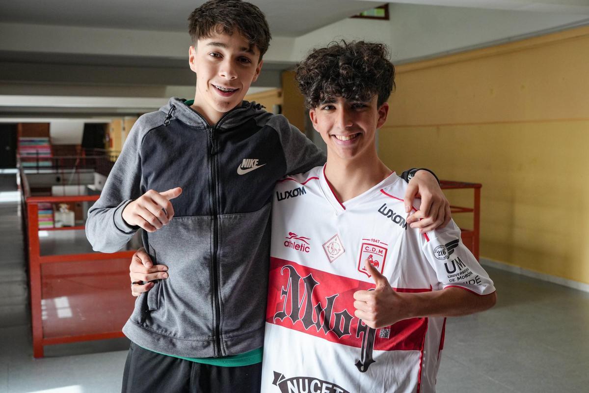 Ángel Suárez y Sergio Rodríguez, estudiantes del IES San Roque que presentan un trabajo de investigación.