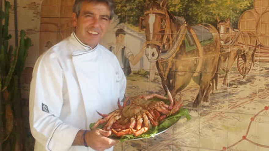 El gerente del restaurante de Lleida, con dos centollas mecas.