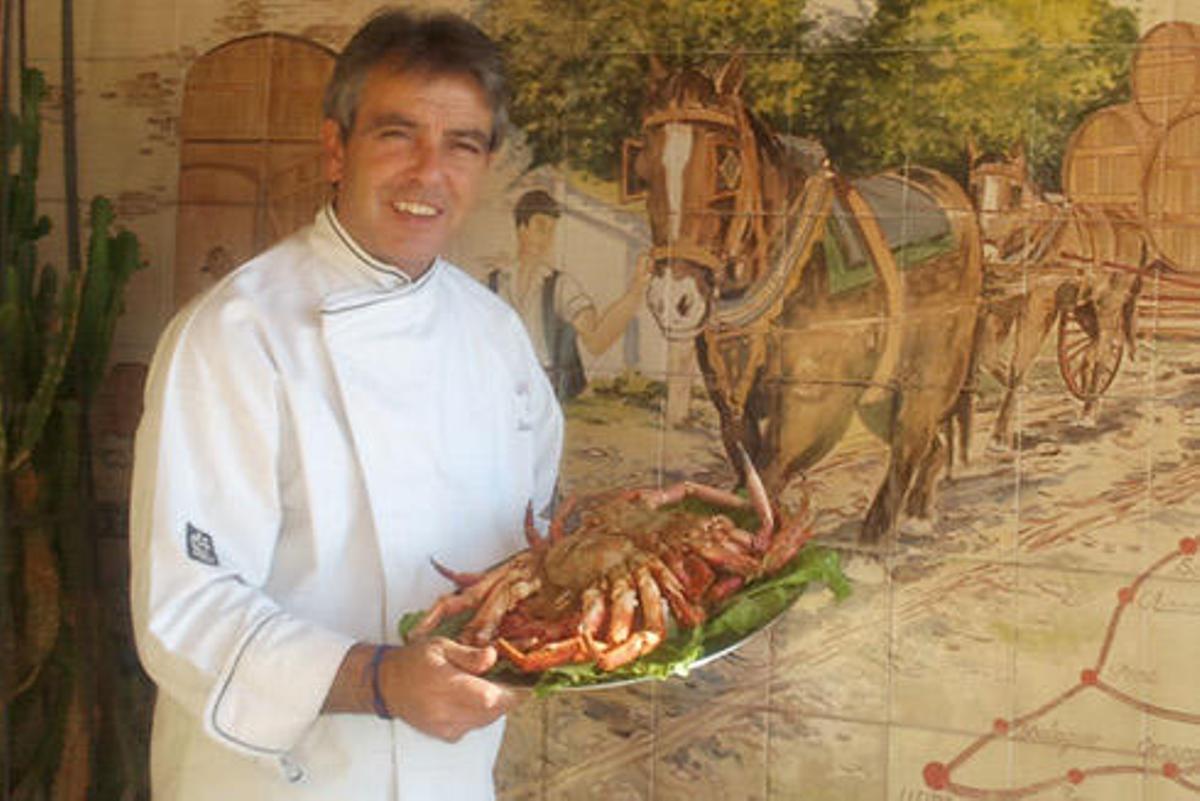 El gerente del restaurante de Lleida, con dos centollas mecas.