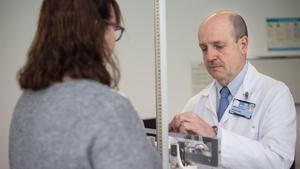 El endocrinólogo Albert Goday con una paciente en el Hospital del Mar.