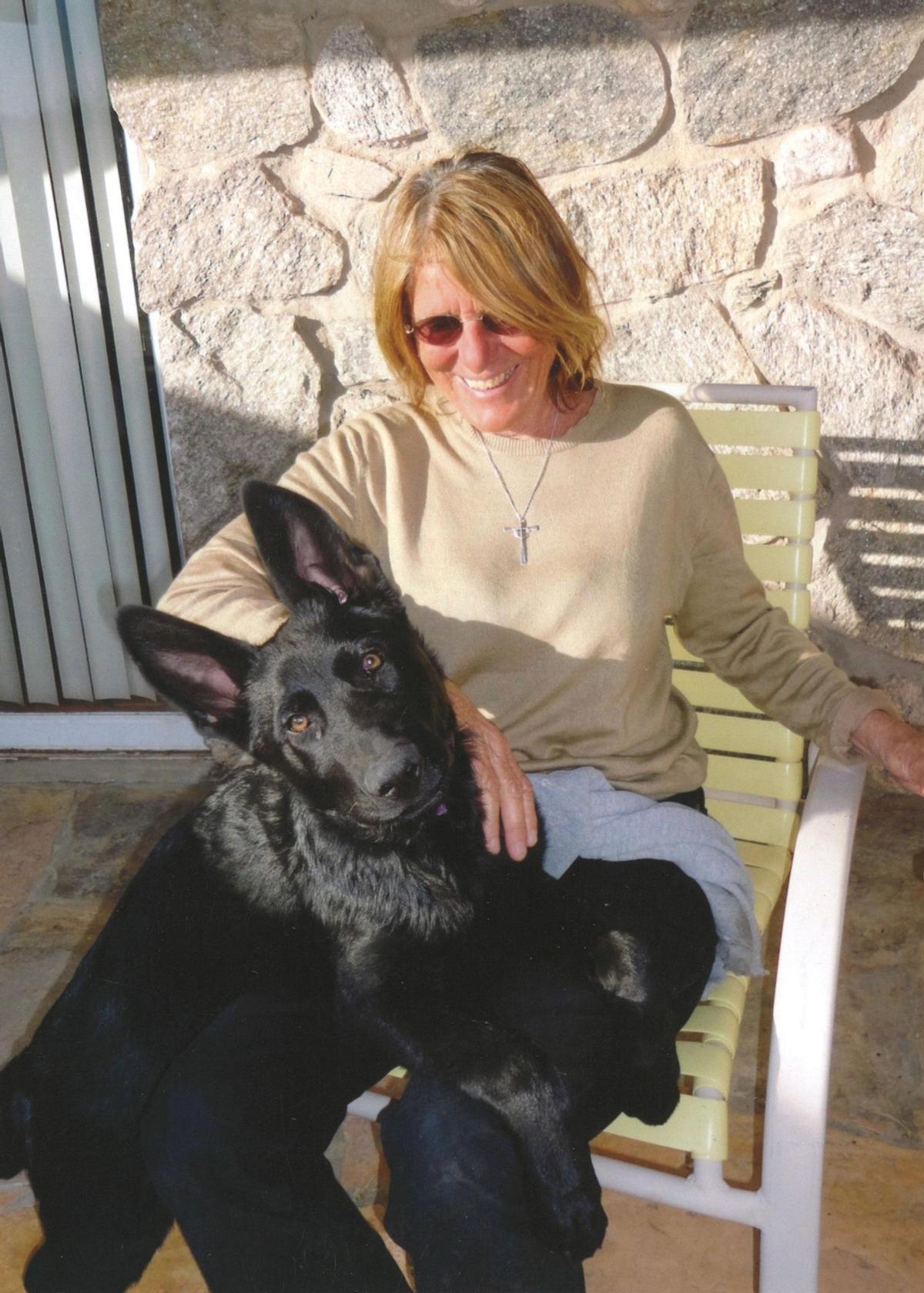 La escritora Joy Williams, con uno de sus perros.