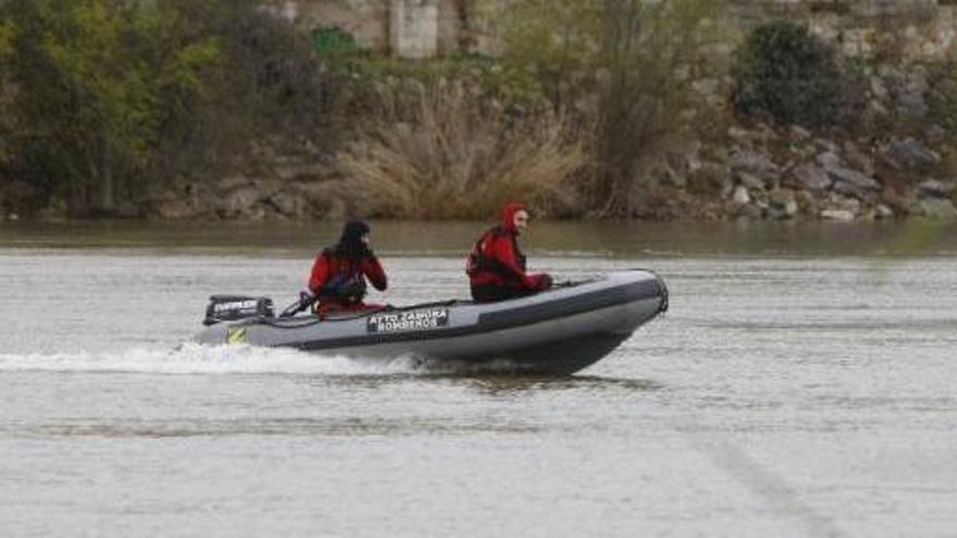 Equipos de rescate en el Duero.