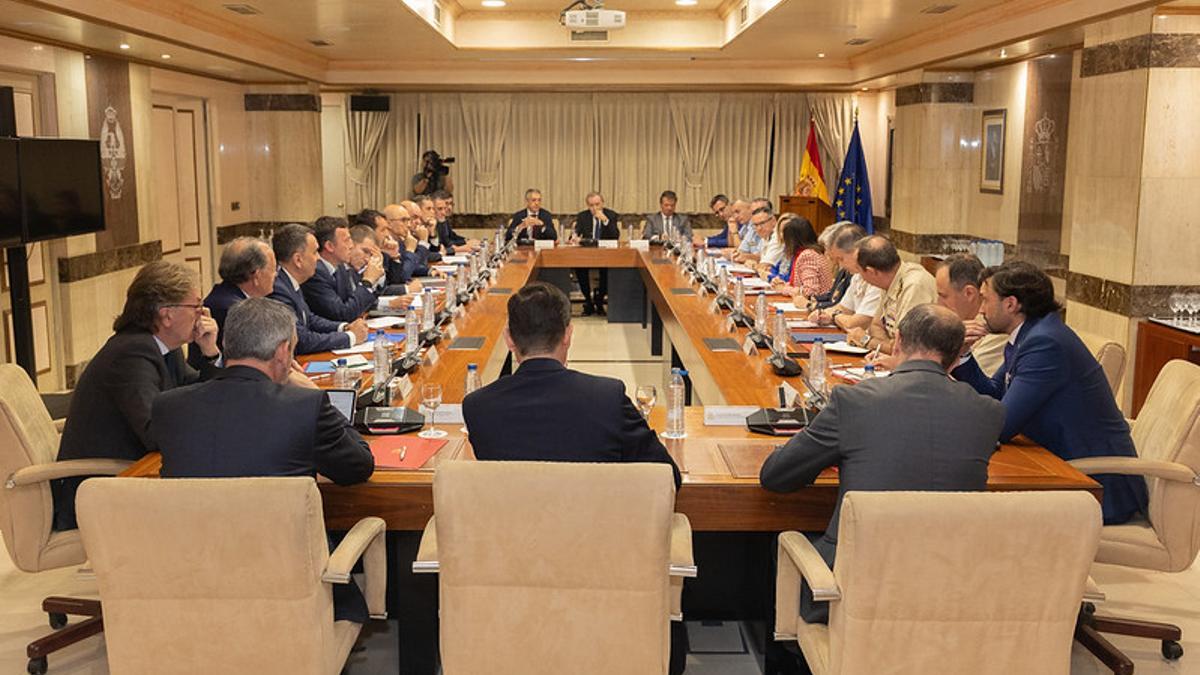 Un momento de la reunión este lunes en el Ministerio de Defensa entre dirigentes ministeriales y empresariales.
