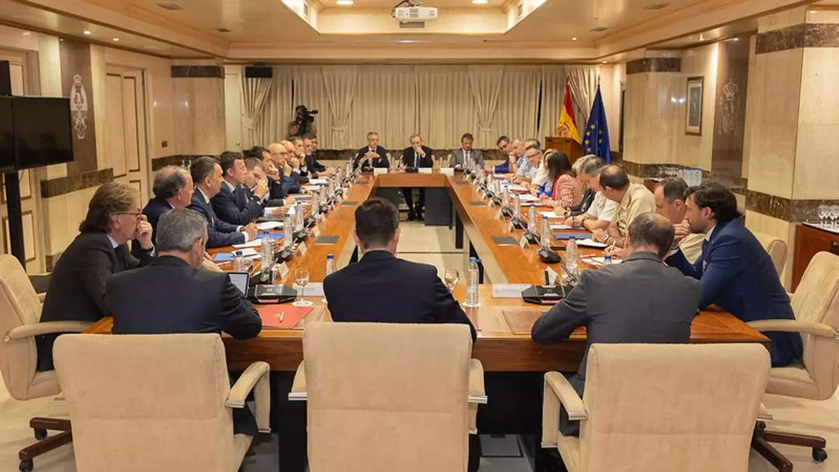 Robles reúne a los empresarios de la defensa para recordarles el “esfuerzo” del plan industrial del Gobierno
