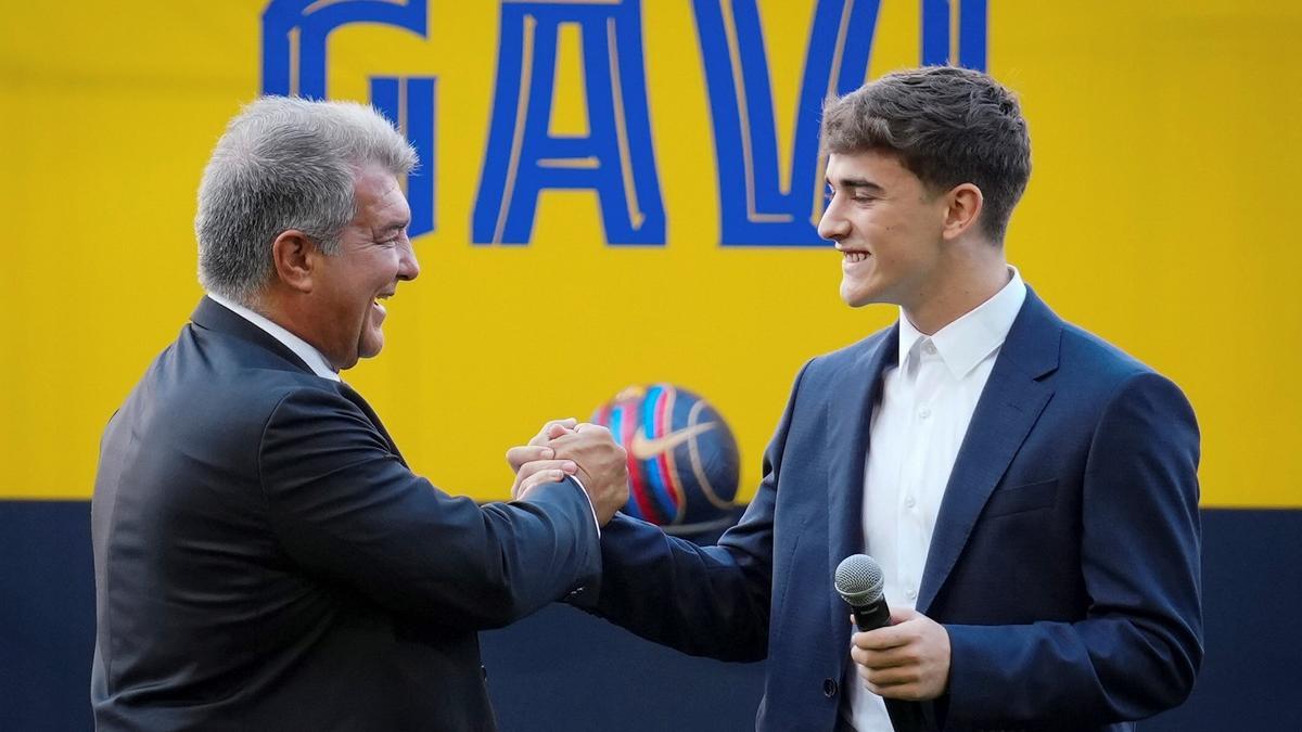 Joan Laporta y Gavi en el acto de presentación de la renovación del contrato del jugador hasta 2026.