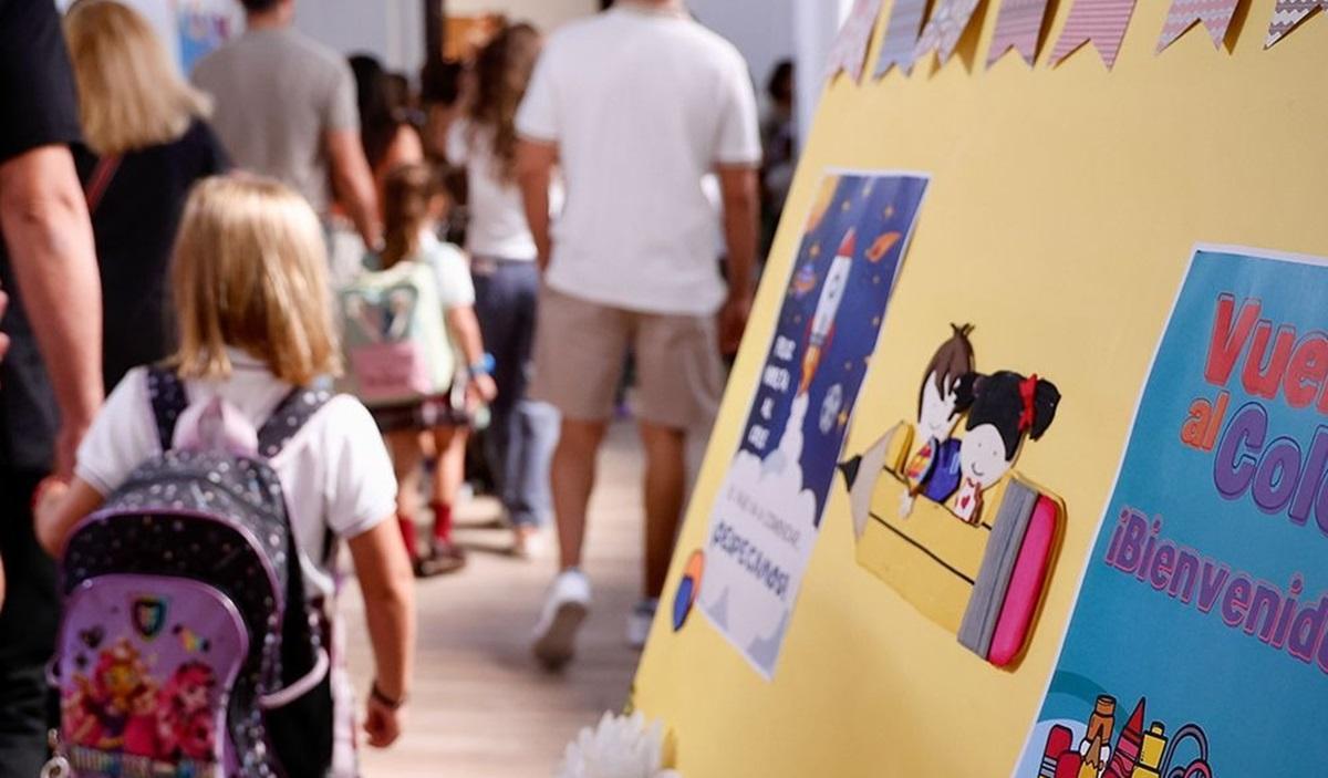 Escolares entran a un colegio de Córdoba junto a sus padres, en un inicio de curso.