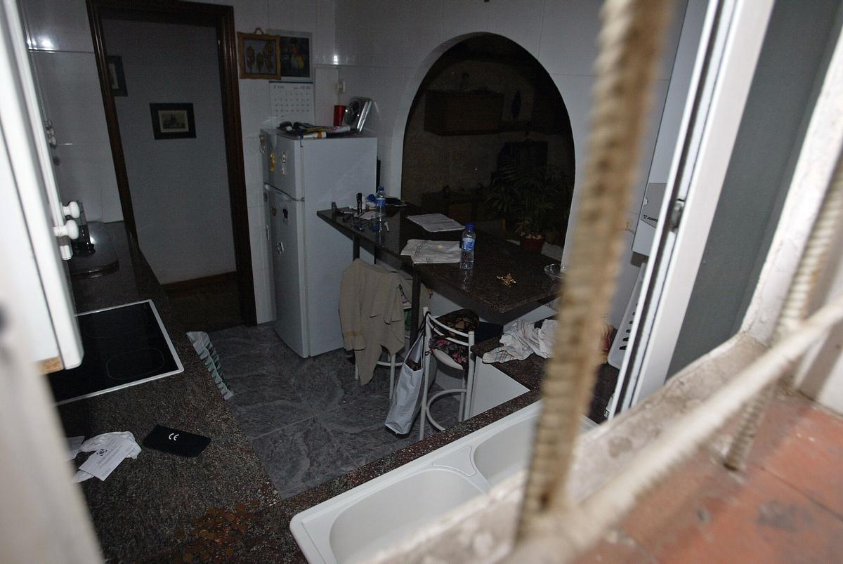 Los Mossos d’Esquadra trasladan a Remedios S. S., acusada de asesinar a cuatro ancianas, ante la puerta de su domicilio en la calle Mossèn Quintí Mallofré de Barcelona, el 5 de julio de 2006.