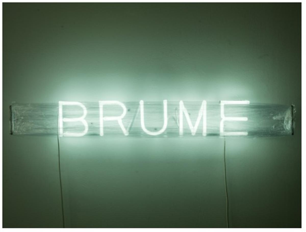 Pep Llambías. BRUME, 2021. Instalación. Acero, neón luminoso y plástico, 100 x 10 x 14 cm