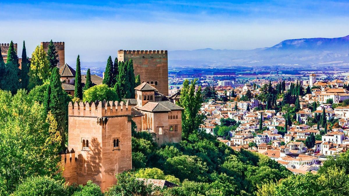 La Junta de Andalucía cierra la universidad en Granada e impone toque de queda a colegios mayores