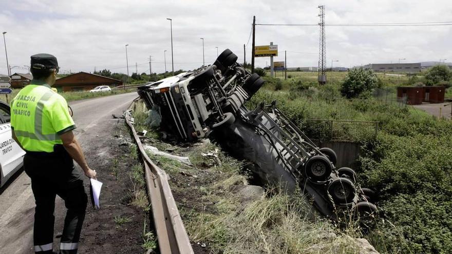 Un herido leve en un espectacular vuelco de un camión en Veriña