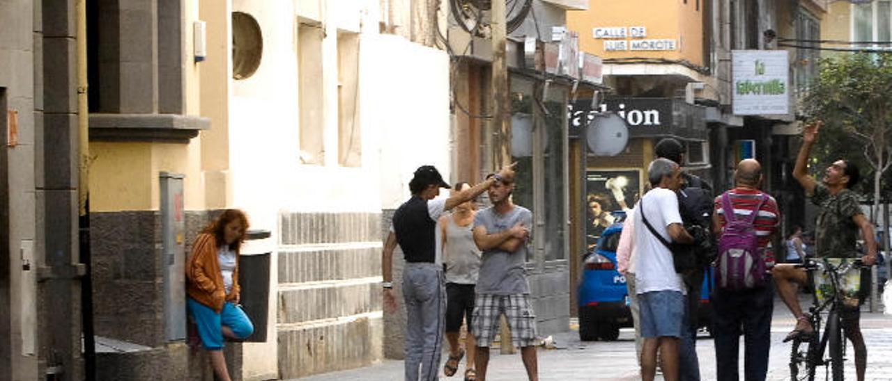 Usuarios del Gánigo esperan en la calle para cenar en el centro.