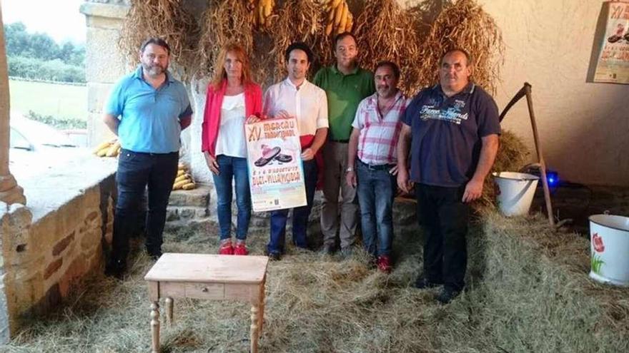 Autoridades locales y miembros de la Asociación de Vecinos de Oles, ayer, en la presentación del XV Mercáu.