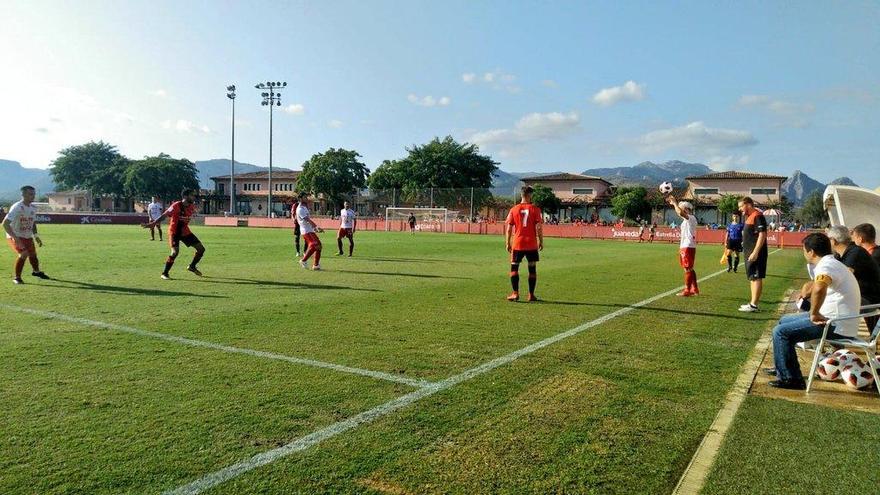 Un instante del encuentro entre el Mallorca B y el CD Ibiza disputado en Son Bibiloni.