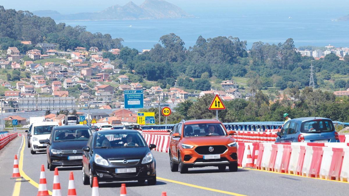 Vehículos circulando esta tarde por la VG-20, ya con los desvíos activos.