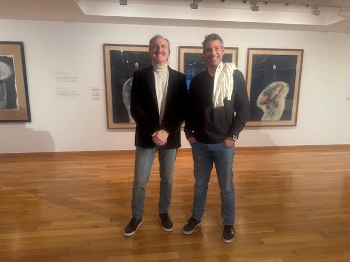 Paco Santana y el director del MACE, Miguel Pérez Blasco, en la exposición que se puede visitar hasta el próximo 12 de abril.