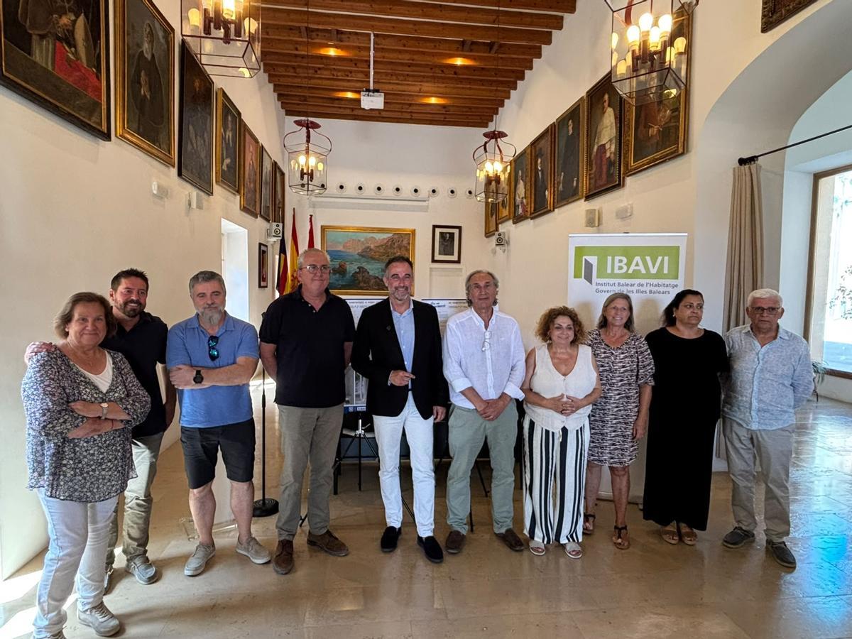 Las autoridades autonómicas y municipales, este jueves durante la presentación del proyecto.