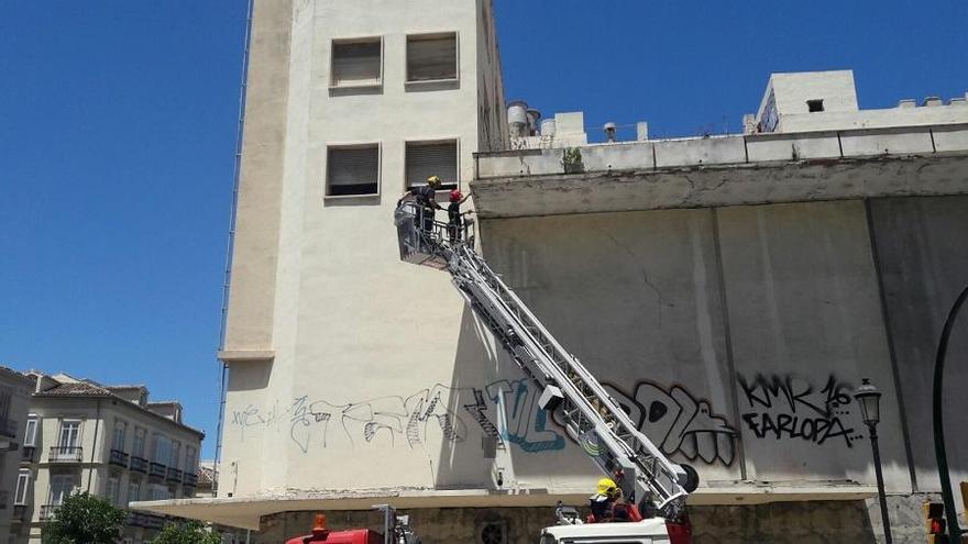 Bomberos actuando en la fachada del Astoria.