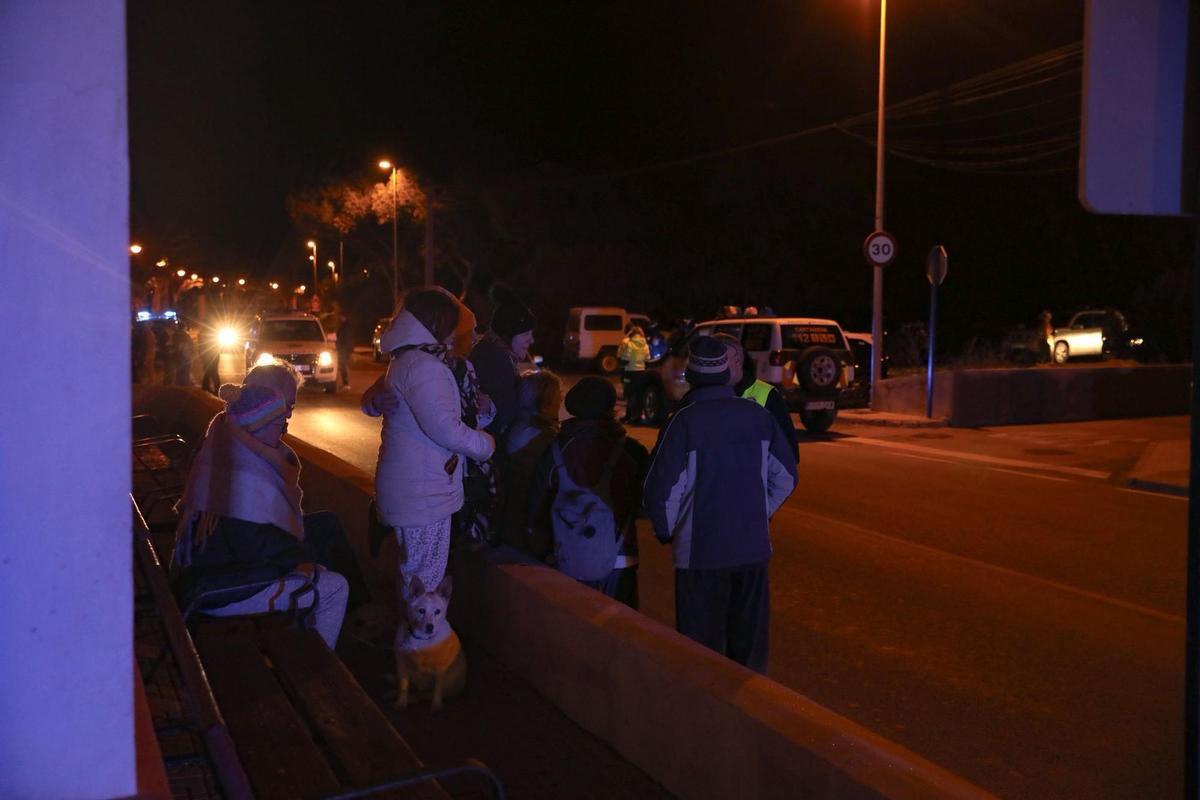 Vecinos de La Azohía en la calle a la espera de novedades relacionadas con el incendio.