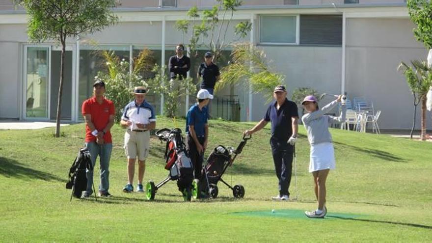 Ganadores y un momento del torneo celebrado en las instalaciones de la Escuela de Golf de Elche.