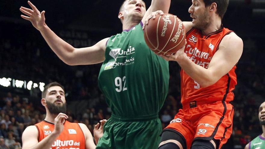 Alen Omic, pívot del Unicaja, trata de taponar la penetración del belga Van Rossom.