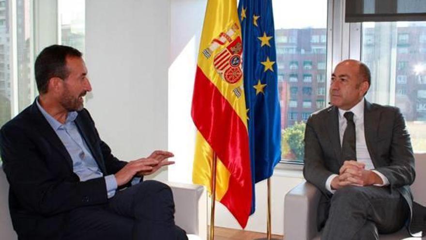 El alcalde Carlos González y Alejandro Soler, director del SEPES.